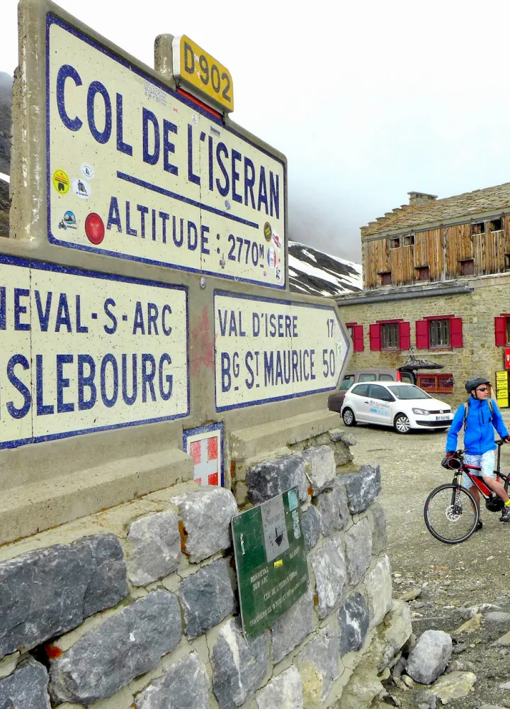 Arrivée en haut du Le Col de l'Iseran à vélo, le plus haut col d'Europe un Graal de cycliste