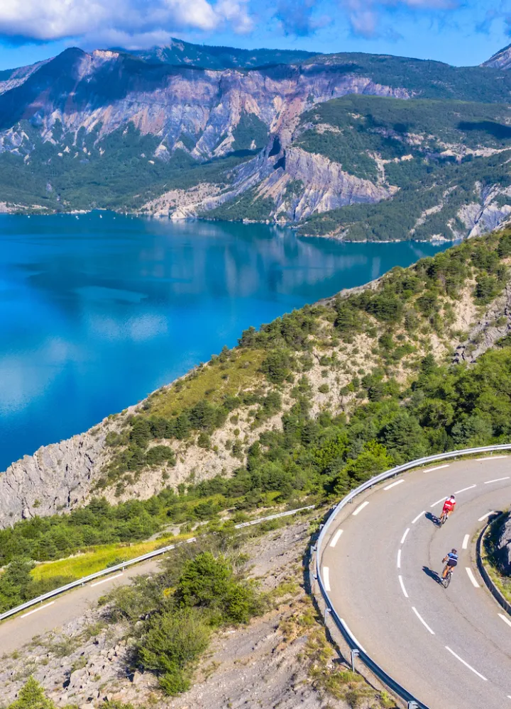 Le Lac de Serre-Ponçon au niveau du Sauze-du-Lac