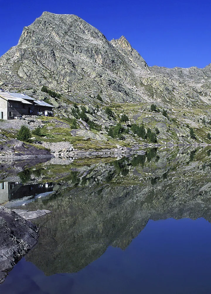 Le refuge des Merveilles devant le Lac Long Supérieur des Merveilles