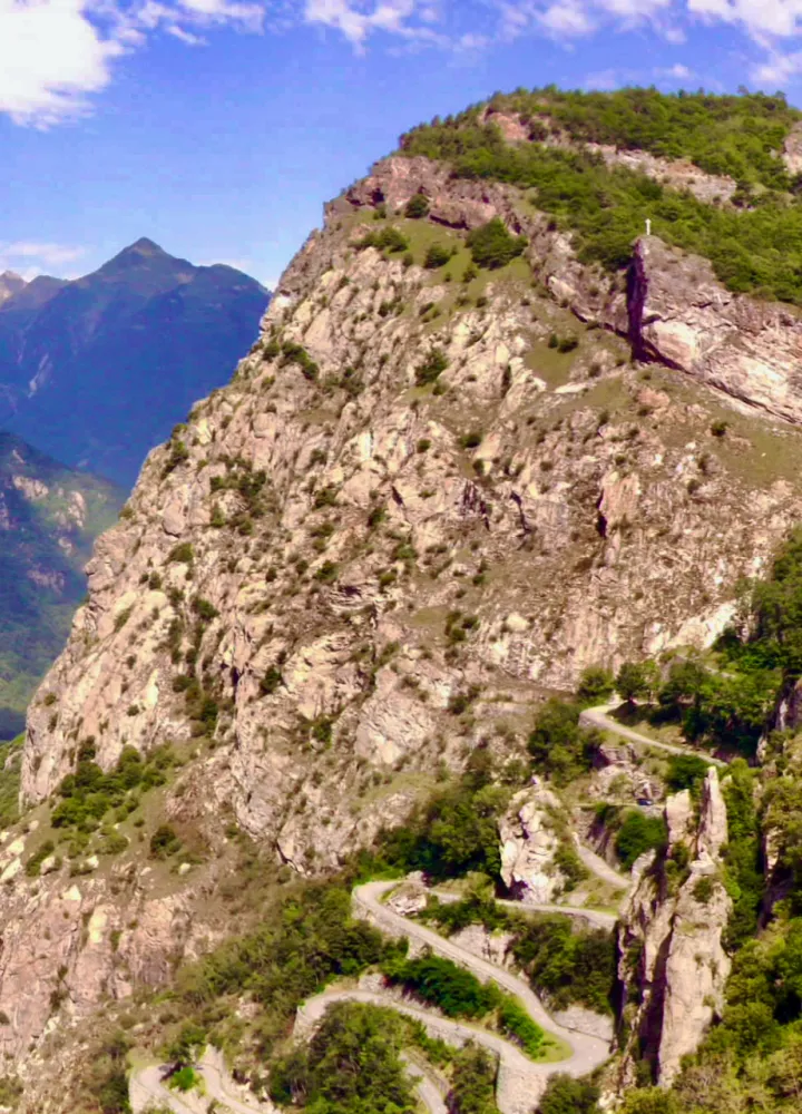 Les lacets de Montvernier dans la descente du col de Chaussy