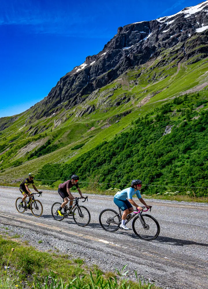 Velo sur versant sud galibier Route des Grandes Alpes 