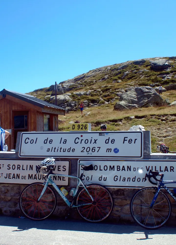 Sommet du col de la Croix de Fer