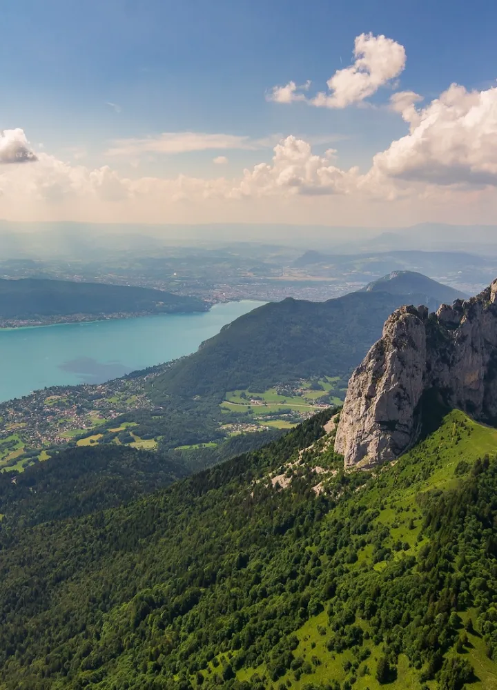 Vue_aerienne_du_lac_et_parapente_au-dessus_de Dents de Lanfon