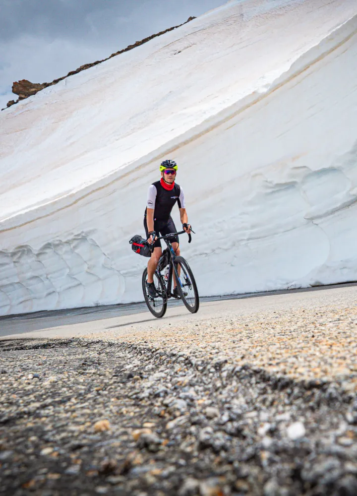 Cyclistes murs de neige galibier