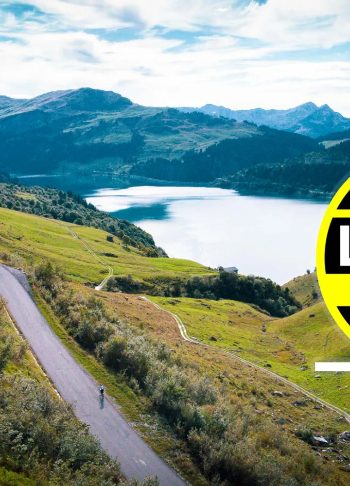 photo lac de roselend à vélo avec logo etape du tour