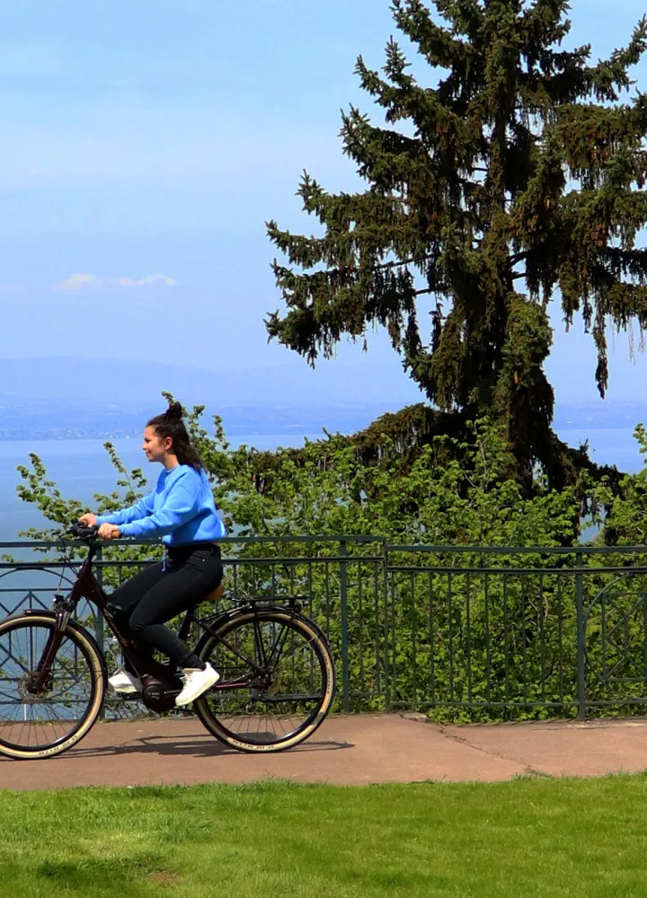 Cycliste le long du lac Léman
