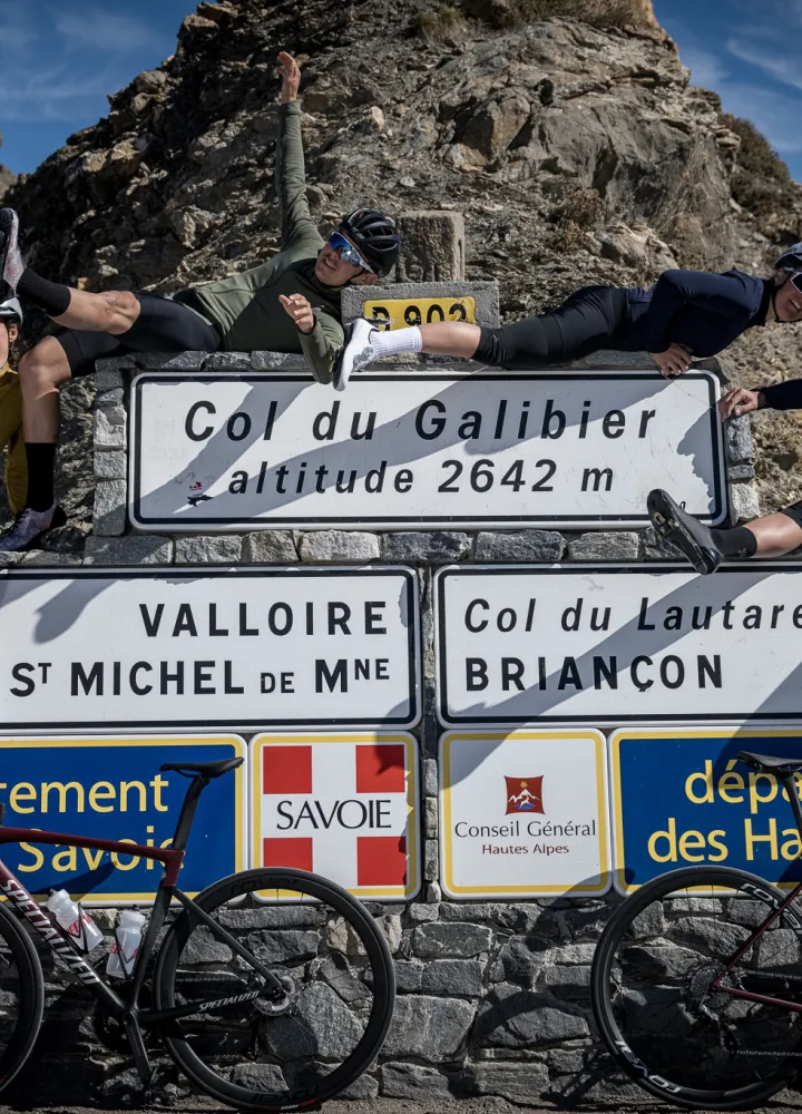 groupe cyclistes en haut du col du Galibier