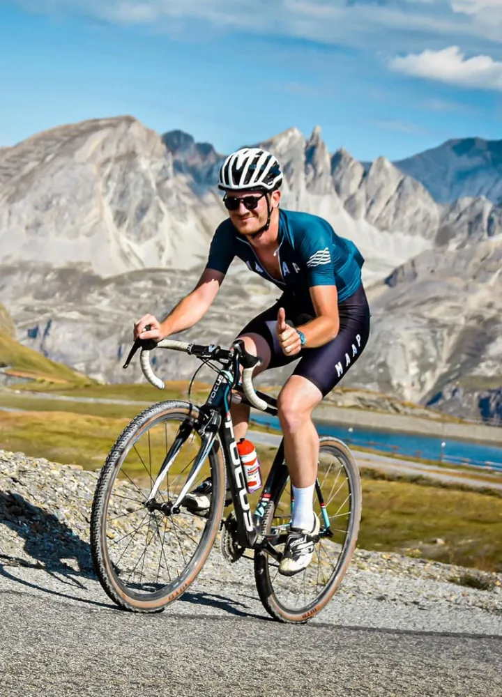 Cyclistes sur Route des Grandes Alpes à vélo et VAE