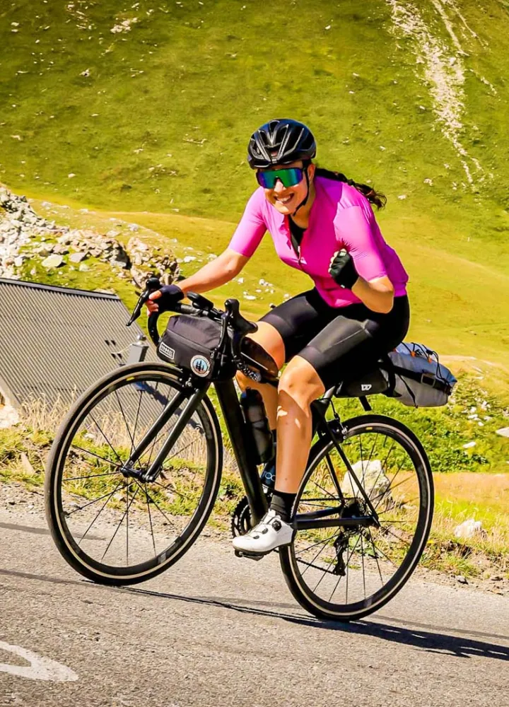 Cyclistes sur Route des Grandes Alpes à vélo et VAE
