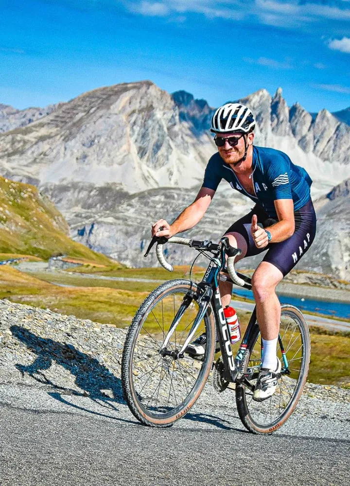 Cycliste sur Route des Grandes Alpes à vélo et VAE