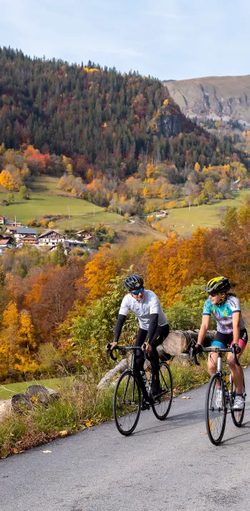 062-25102020-2020_IAM_CYCLOTOURISTES_COL EPINE SERRAVAL┬®Tristan Shu - Annecy Mountains.jpg