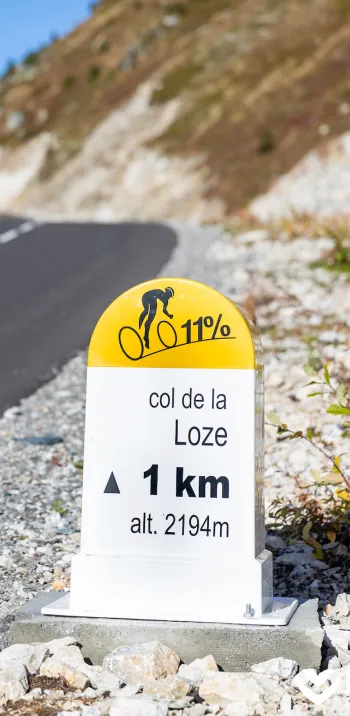 Borne 1 km col de la Loze