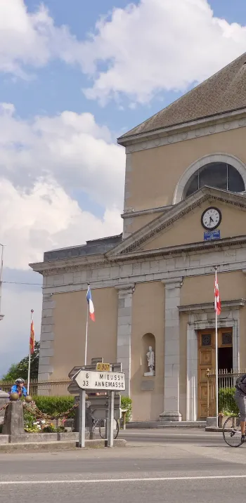 Cyclistes devant l'Église Saint-Jean-Baptiste de Taninges