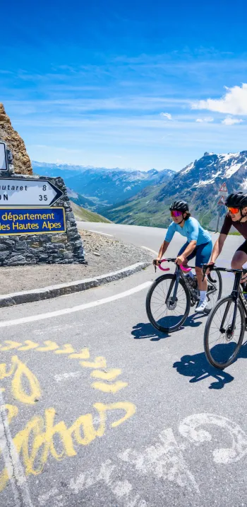 Arrivée au sommet du col du Galibier, un graal de cycliste