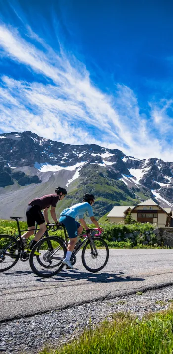 Cyclistes au col du Lautaret sur la Route des Grandes Alpes