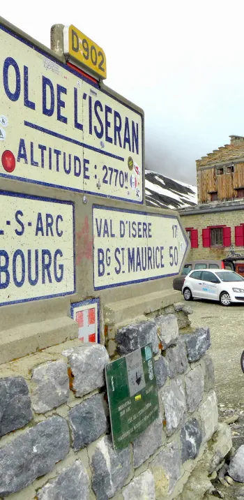 Arrivée en haut du Le Col de l'Iseran à vélo, le plus haut col d'Europe un Graal de cycliste