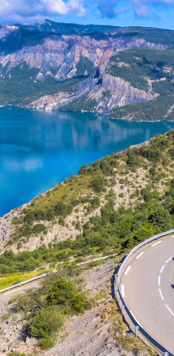 Le Lac de Serre-Ponçon au niveau du Sauze-du-Lac