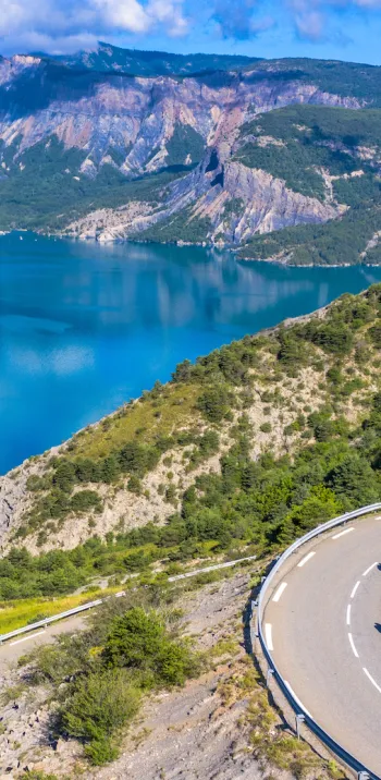 Le Lac de Serre-Ponçon au niveau du Sauze-du-Lac