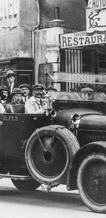 Les autocars de la PLM assuraient des traversées des Alpes