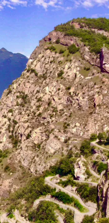 Les lacets de Montvernier dans la descente du col de Chaussy