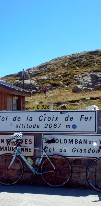 Sommet du col de la Croix de Fer