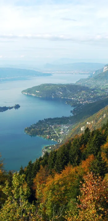Les eaux limpides du lac d'Annecy