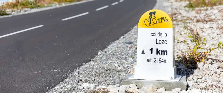 Borne 1 km col de la Loze