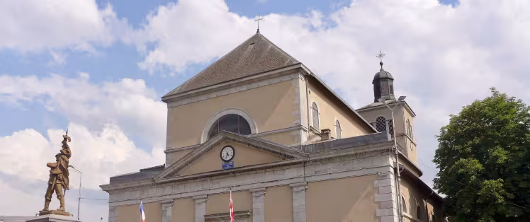 Cyclistes devant l'Église Saint-Jean-Baptiste de Taninges