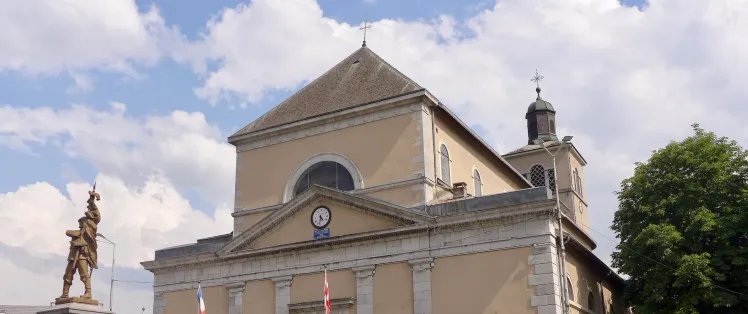 Cyclistes devant l'Église Saint-Jean-Baptiste de Taninges