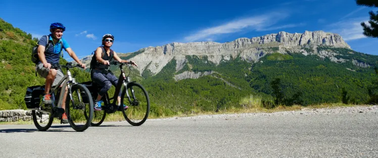 Falaises escarpées des Préalpes de Digne