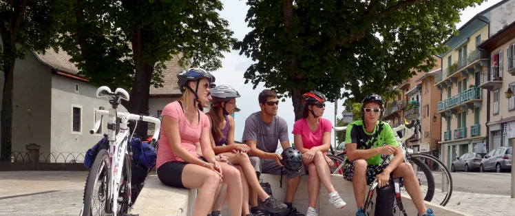 Groupe au départ de Route des Grandes Alpes à vélo