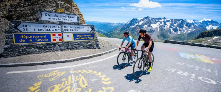 Arrivée au sommet du col du Galibier, un graal de cycliste