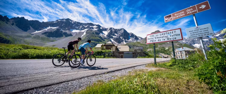 Cyclistes au col du Lautaret sur la Route des Grandes Alpes