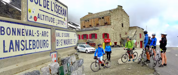 Arrivée en haut du Le Col de l'Iseran à vélo, le plus haut col d'Europe un Graal de cycliste