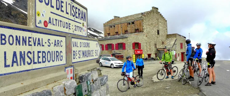 Arrivée en haut du Le Col de l'Iseran à vélo, le plus haut col d'Europe un Graal de cycliste