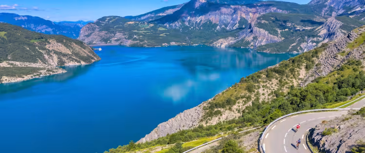 Le Lac de Serre-Ponçon au niveau du Sauze-du-Lac