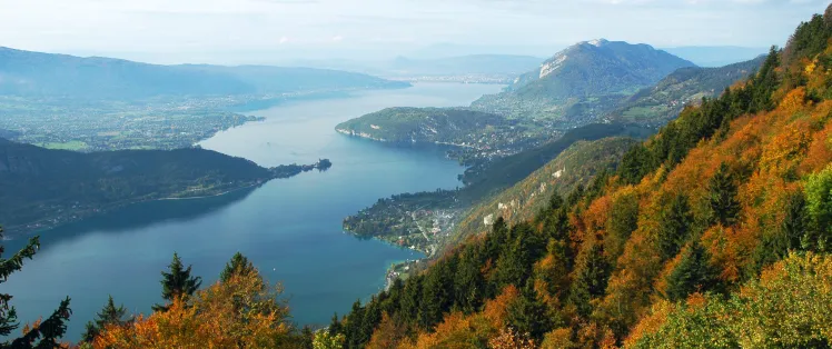 Les eaux limpides du lac d'Annecy