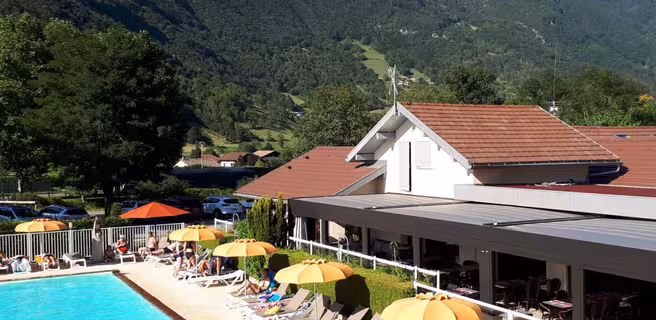 piscine transats et restaurant vue montagne