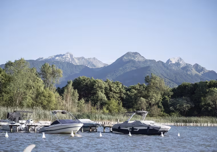 Bateaux sur le lac d'Annecy aux sources du lac