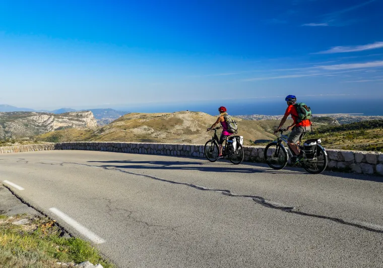 cyclistes sur la routre des grandes alpes 