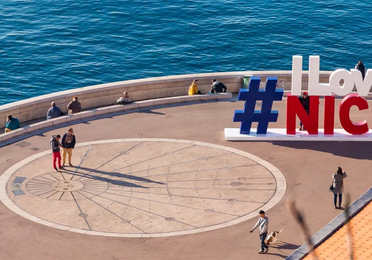 Esplanade de Nice devant la mer
