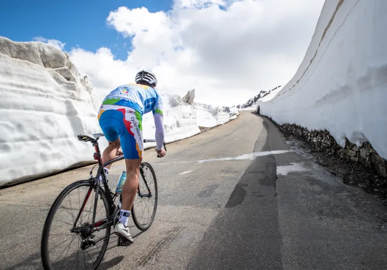 Cycliste dans la neige sur Route des Grandes Alpes