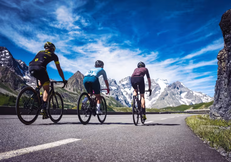 trois cyclistes en route sur Route des Grandes Alpes