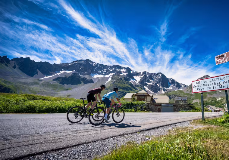 Cyclistes au col du Lautaret sur Route des Grandes Alpes®