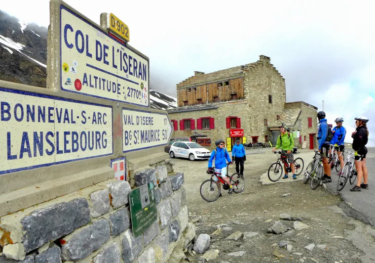 Arrivée en haut du Le Col de l'Iseran à vélo, le plus haut col d'Europe un Graal de cycliste