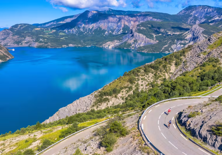 Le Lac de Serre-Ponçon au niveau du Sauze-du-Lac