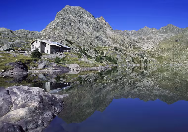 Le refuge des Merveilles devant le Lac Long Supérieur des Merveilles