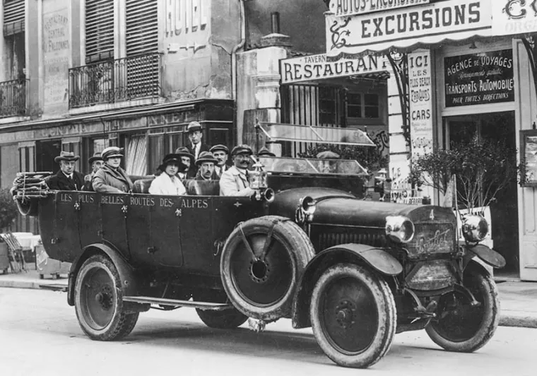 Les autocars de la PLM assuraient des traversées des Alpes