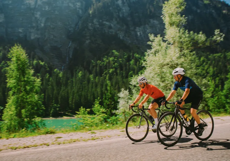 groupe de cyclistes vers Morzine