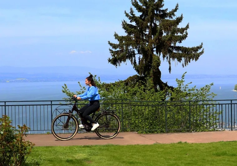 Cycliste le long du lac Léman